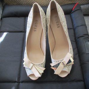 Size 9.5M GUESS As New Shoes 5" Stiletto Heel 1" Platform Gold Glint/Beige